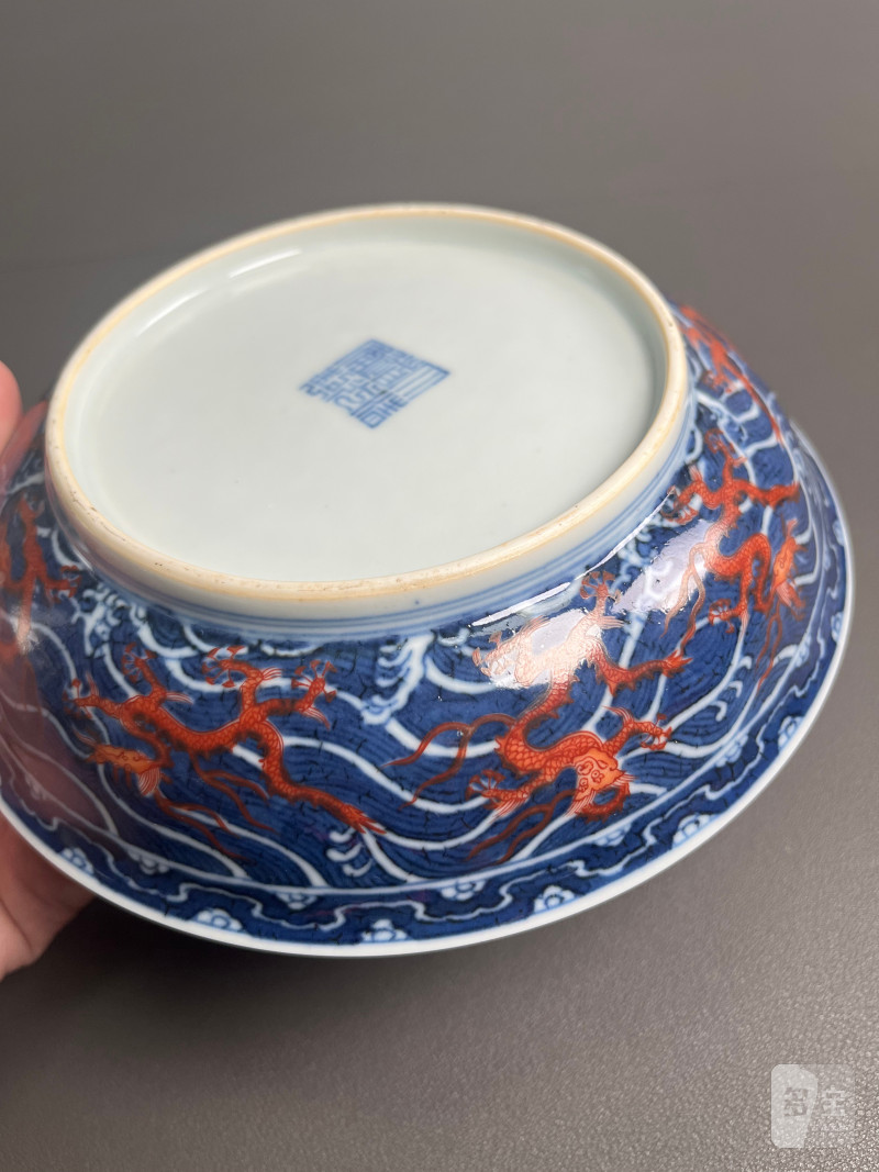 清道光  青花矾红九龙闹海图盘 - 图17